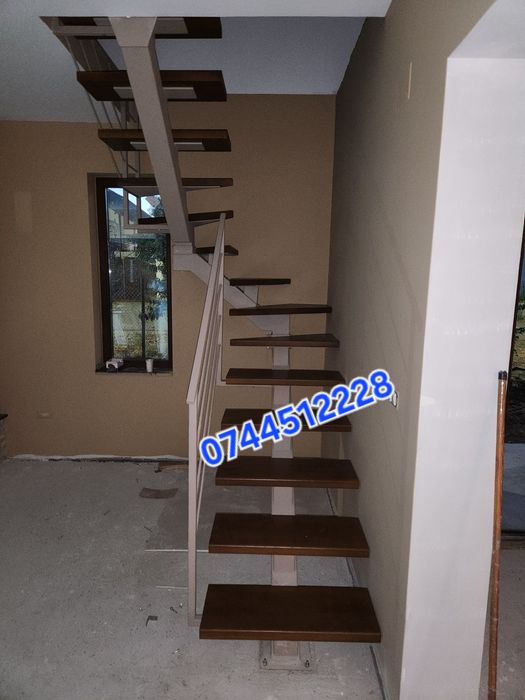 Scari metalice cu trepte din lemn