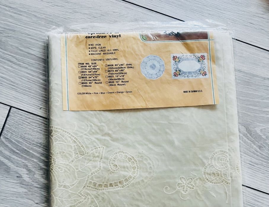 Fata de masa musama plastifiata si brodata 137x183 cm