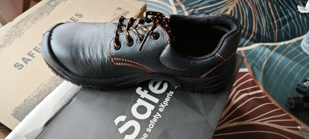 Предпазни обувки с бомбе