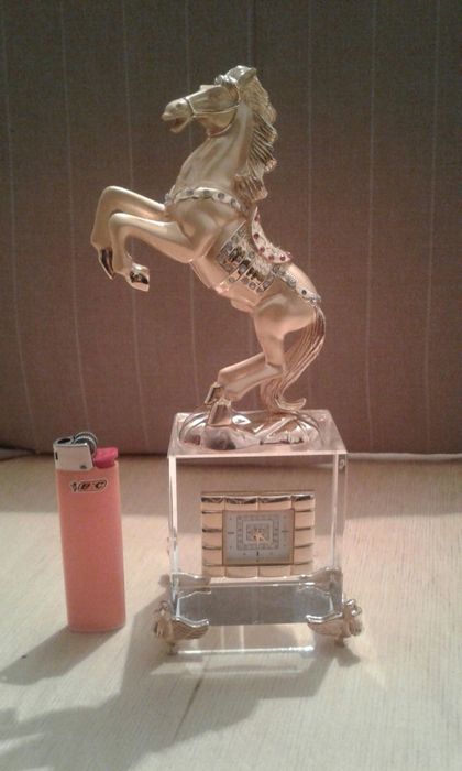 Сувенир настольный с часами