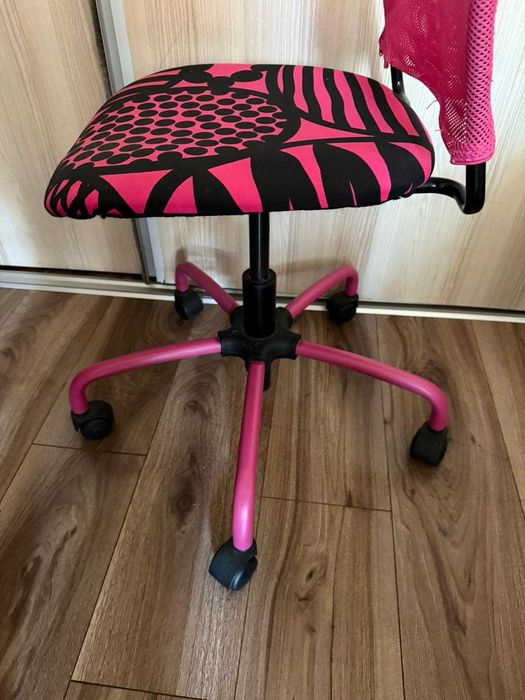 Scaun birou fetite roz/negru aproape nou