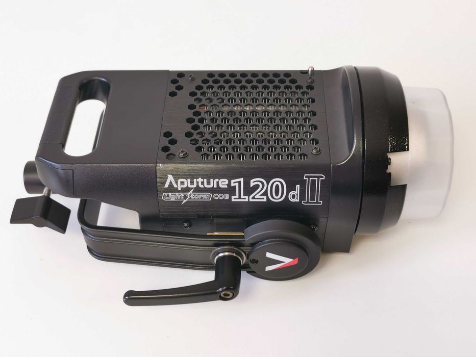 Aputure Light Storm LS C120D II (V-mount) професионално LED осветление за фотография, видео или влогинг