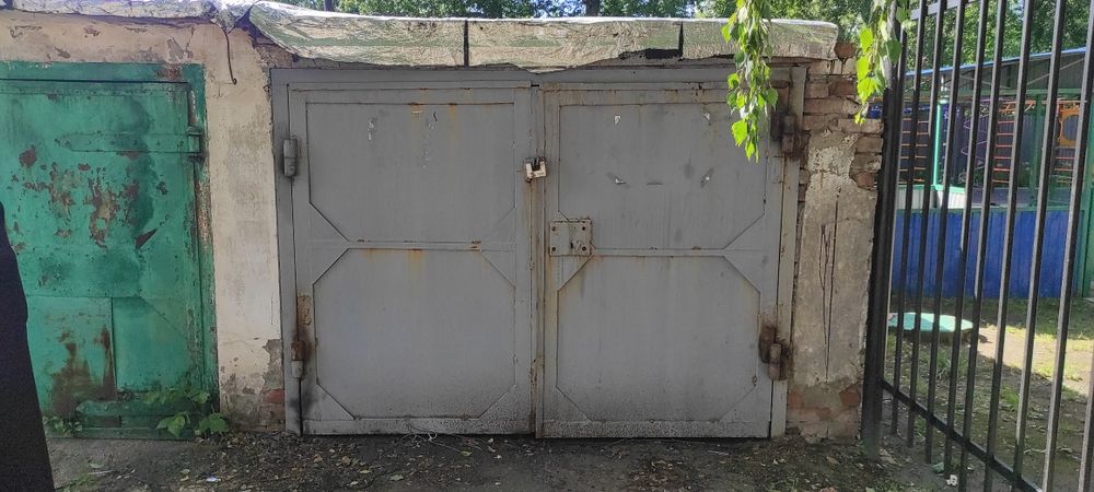 Продам кирпичный гараж. Площадь 18м²,крыша не бежит,есть погреб. Наход