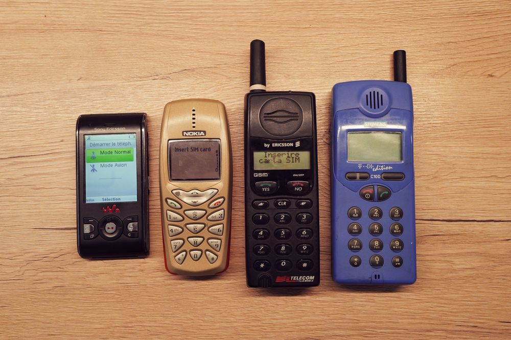 Lot telefoane vintage Iphone 3gs 32gb Sony Ericsson siemens si nokia