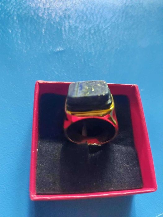 Inel vintage din metal comun aurit cu lapislazuli
