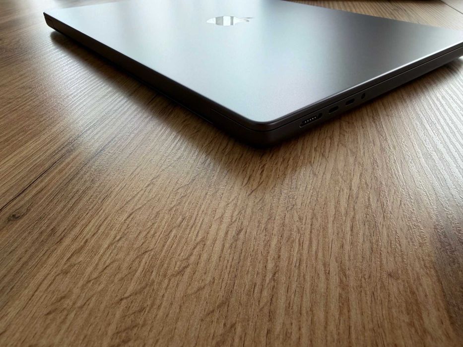 MacBook Pro 16" M4 PRO Chip 14-CPU/20-GPU/24GB RAM/1TB SSD