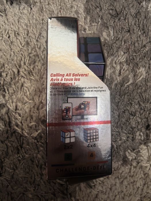 Кубче на Рубик със стойка