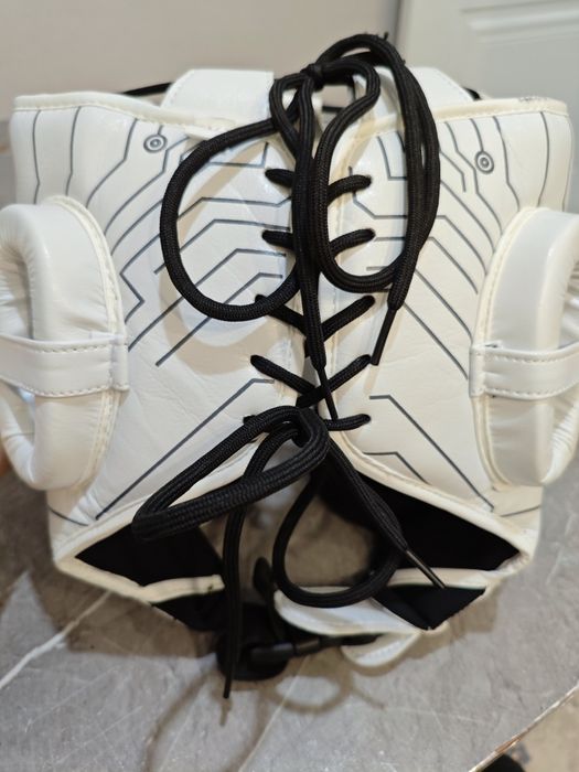 Белый боксерский шлем