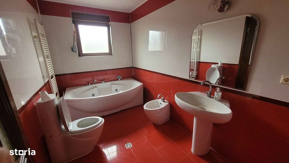 Imobil cu 3case:C1-3 nivele;C2-2nivele;C4-1 nivel;C3;C5;Piscina;Foisor