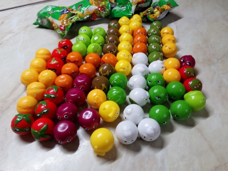 Комплекти от 24 скокльовци Енгри Бърдс и 20 Топчета Супергерои