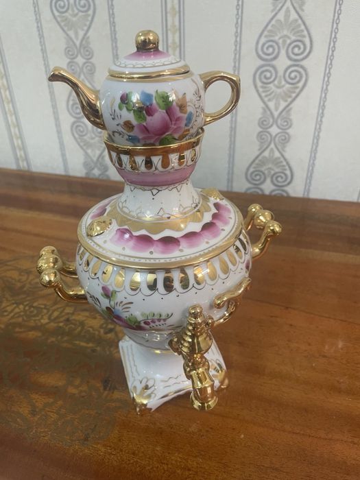 декоративный фарфоровый самовар с чайником в стиле Гжель.