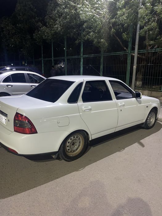 Белая Lada Priora 2