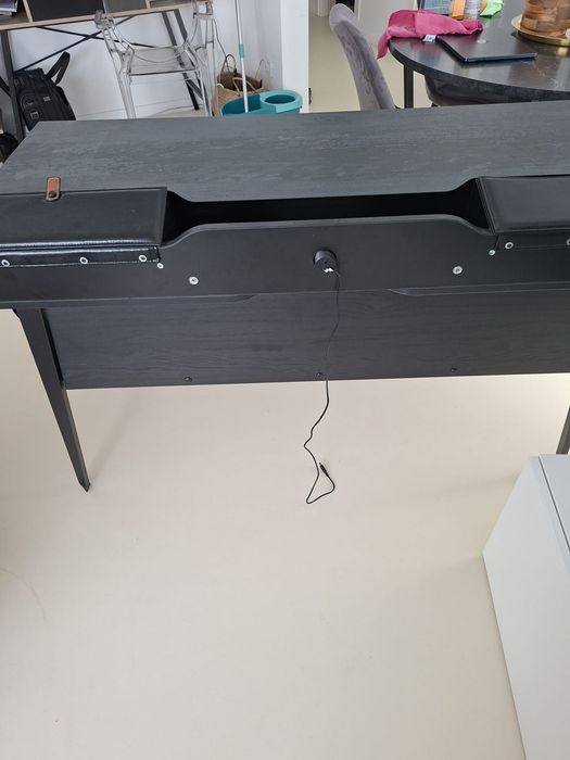 Birou modern Cilek Dark Metal, negru, cu mâner piele și porturi USB