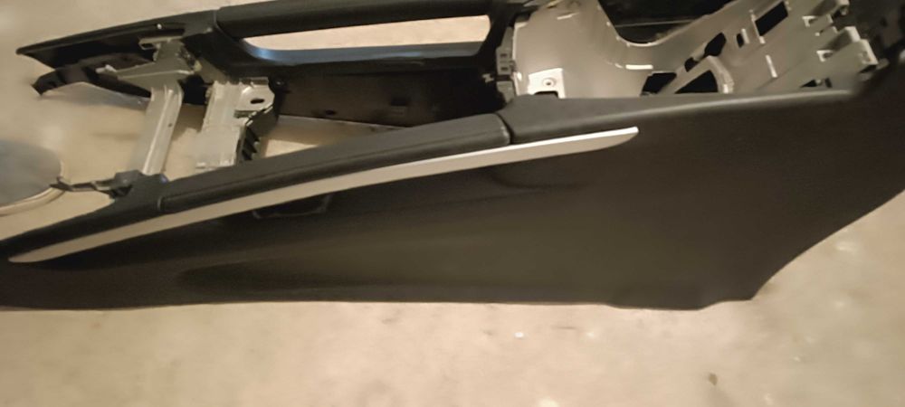Продавам конзола за Мерцедес ML 164