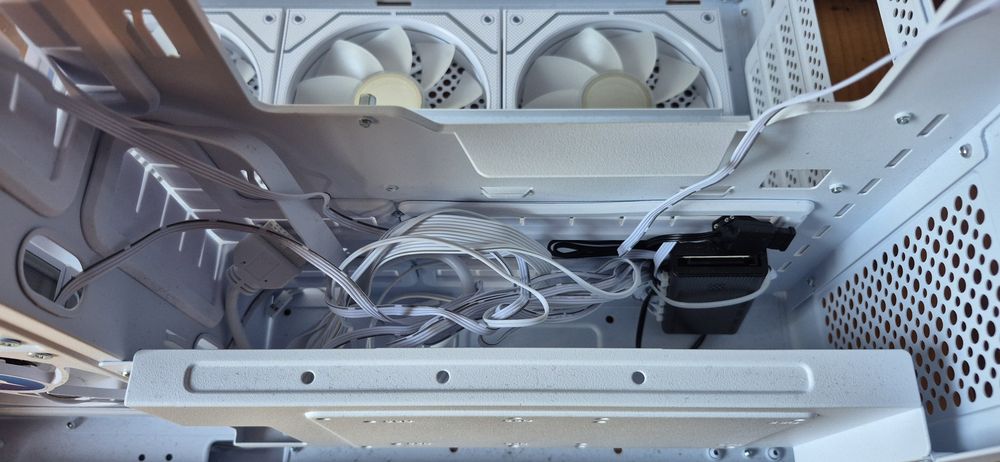Carcasa gaming AQIRYS ARGB ATX White cu 7 x fan 120mm RGB