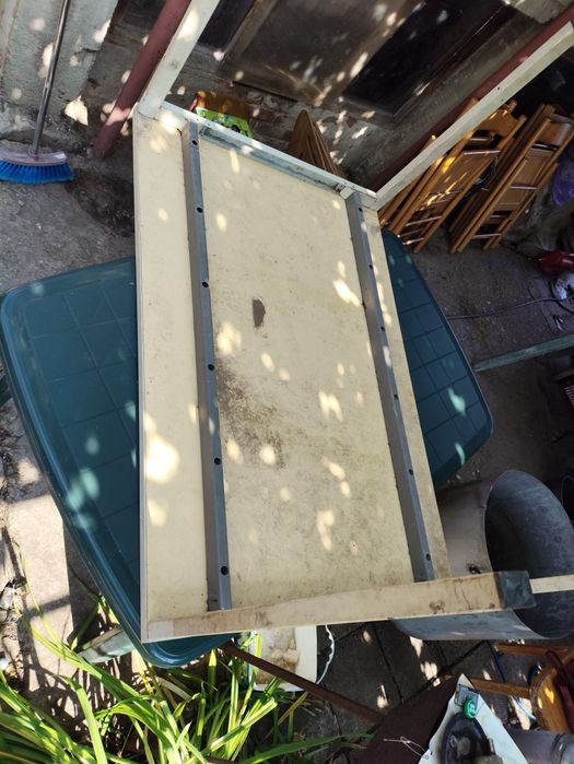 Правоъгълна маса с метални крака