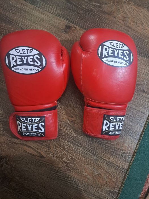 Боксёркие перчатки .шлем .барцовка