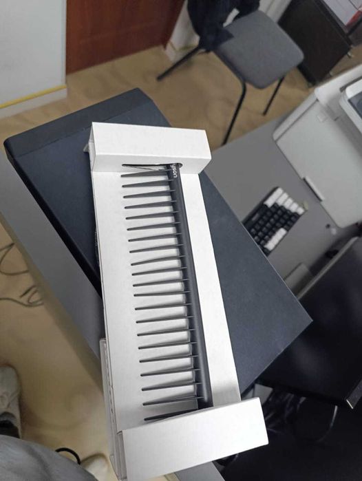 Подарок на 8 Марта — расческа Dyson Supersonic