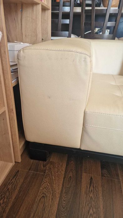 Ъглов кожен диван - запазен - следи от употреба - 600 евро