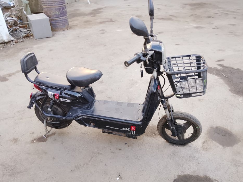 Продам скутер ск8