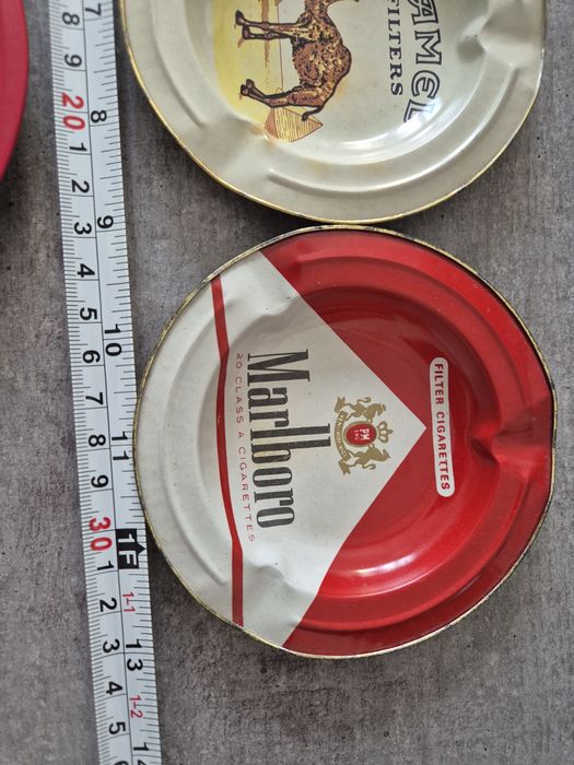 Scrumiere vechi, diferite mărci Winston, Camel, Marlboro