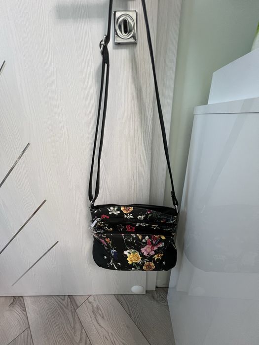 Черна чанта от еко кожа с флорални мотиви