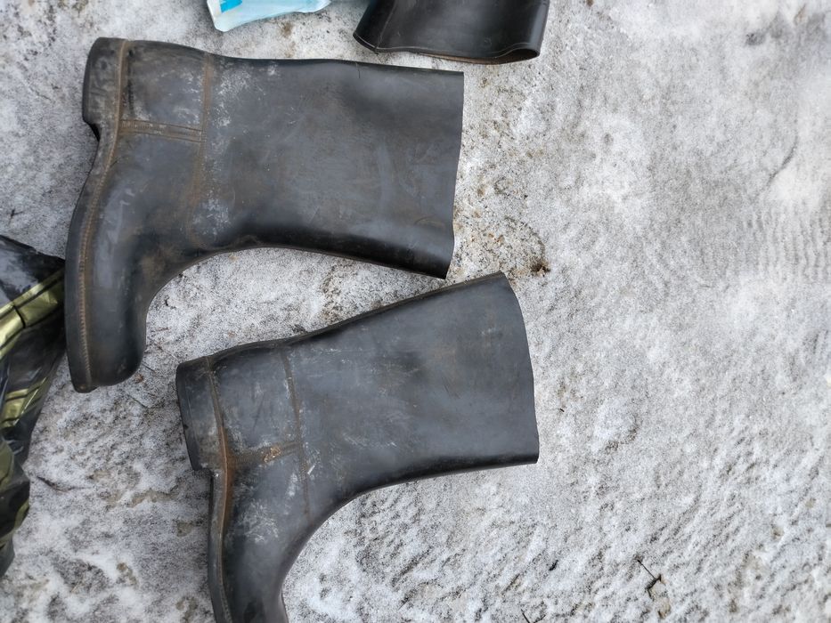 Двое резиновые сапоги 2 пары 42-43рр