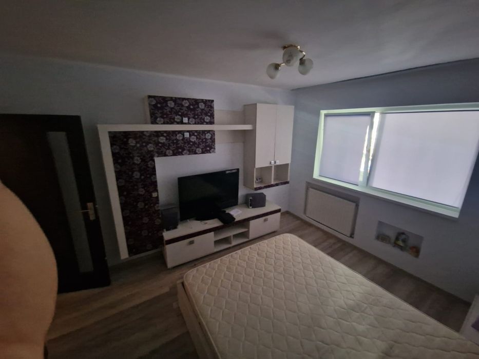 Inchiriez apartament 3 camere decomandat 70mp etajul 1 micro 38 la Z  pret 1900 lei 3 balcone