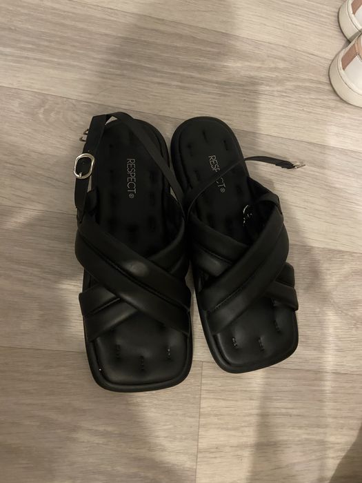 Продам кожанные босоножки Respect