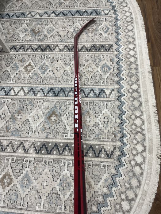 Продам хоккейную клюшку