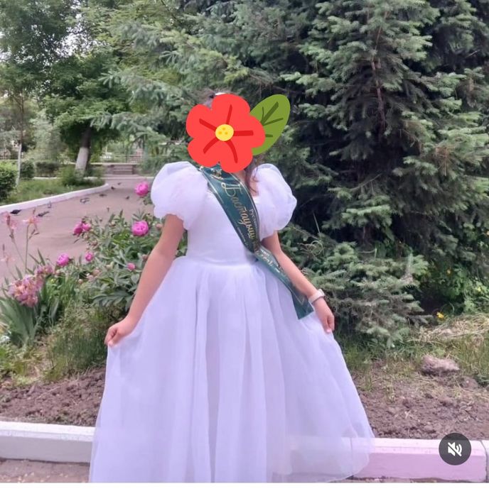 Нарядное белое платье