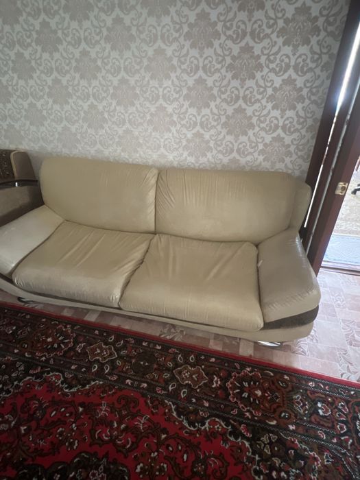 Отдам даром диван и два кресла.