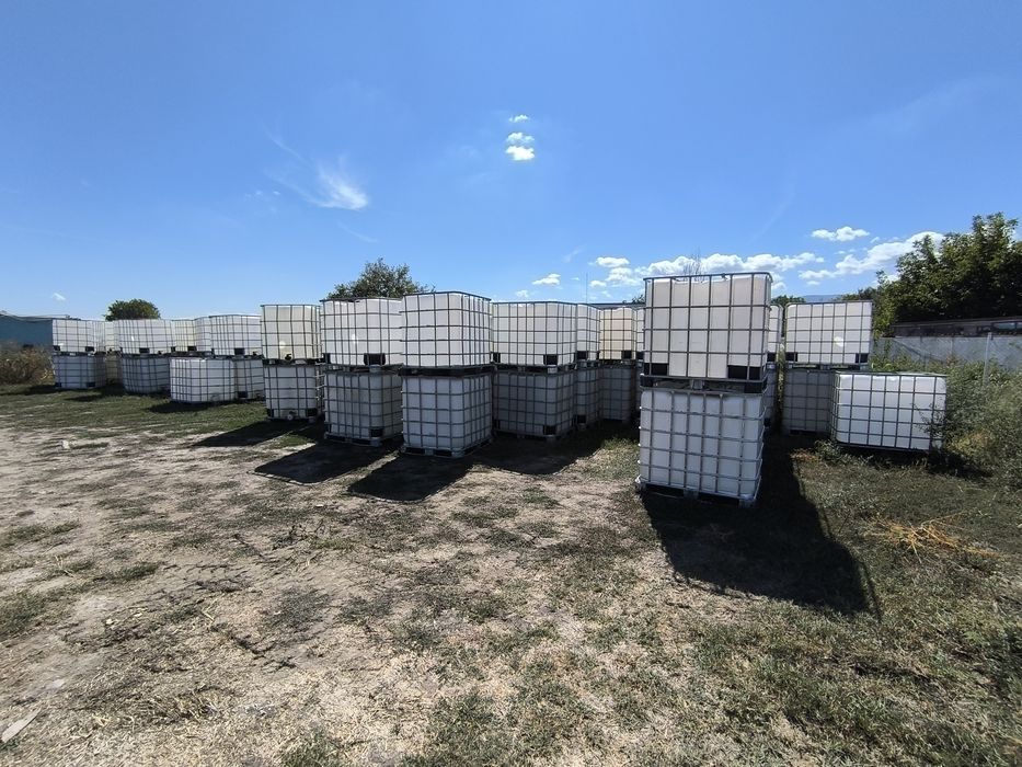 Бидони 1000 литра ,Цистерни един тон на палет  с кран отдолу!