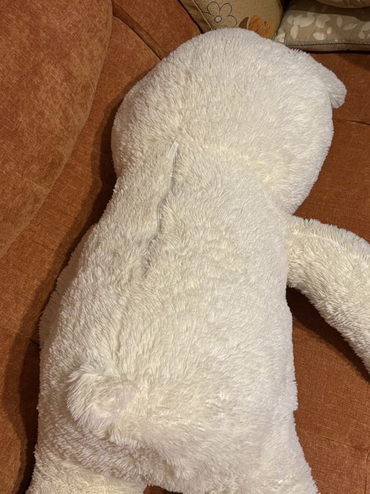 Голям бял плюшен мечок