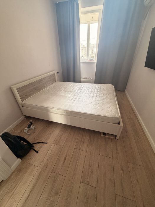 Продам двухспальную кровать в хорошем состоянии с матрацом