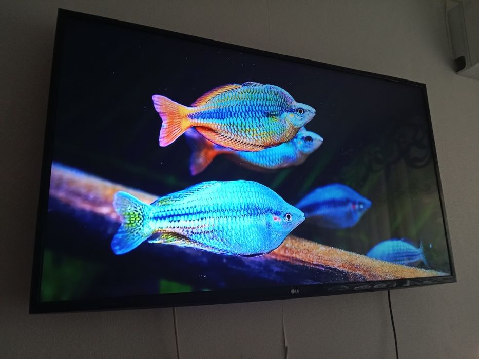 LG-82см.Smart WIFI T2