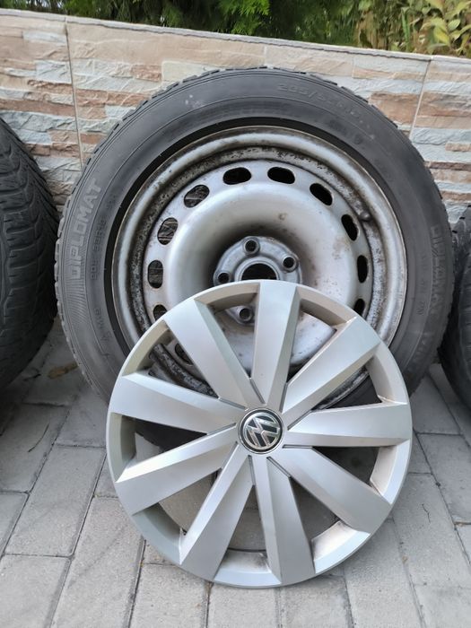 Vând set 4 cauciucuri + anvelope iarnă uzate VW Passat 
Vând set compl