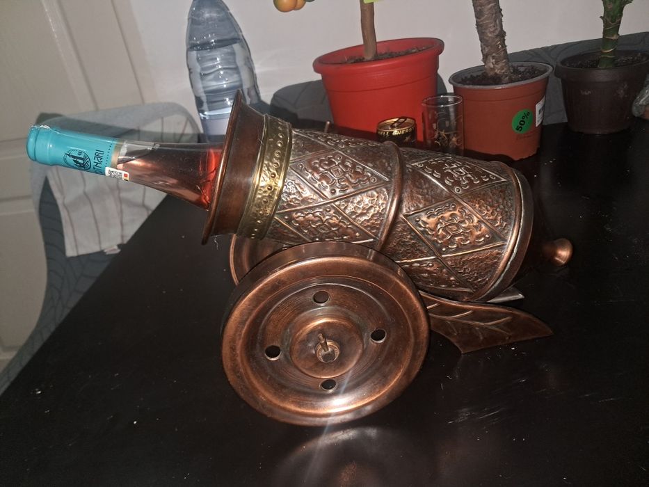 Suport decorativ pentru sticlă de vin, în formă de tun – cupru roșu, lucrat manual