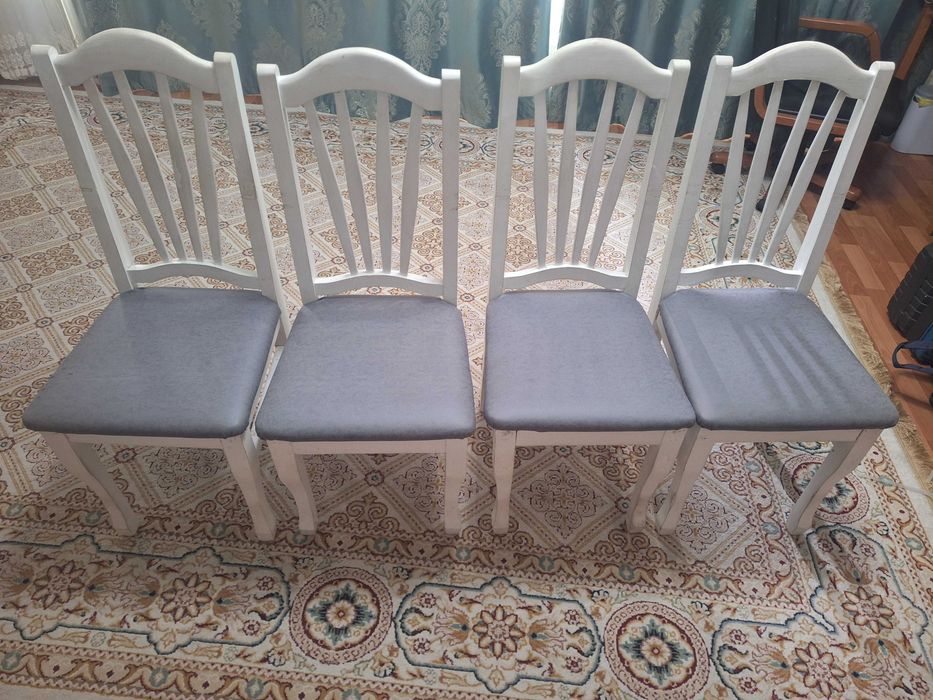 Продам кухонный стол со стульями