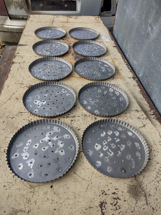 Изработка на тавички и форми за закуски , малинки и пици