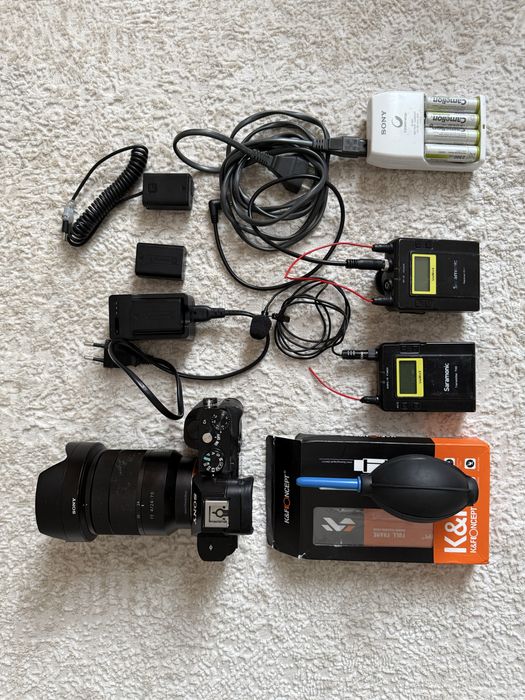 Продам Sony a7S, объектив 24-70 и радио-петлички