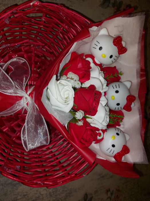 Buchet de flori Hello Kitty cu trandafiri parfumati din sapun