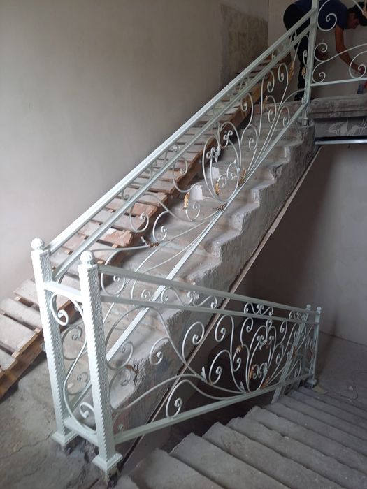Металлические перила лестницы