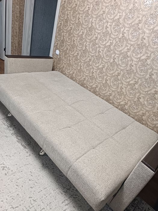 Диван, кресла, шкаф.