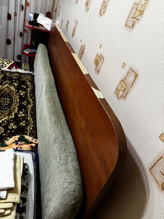 Продается стол  2*1.10 в хорошем состоянии