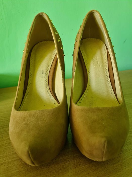 Дамски обувки на висок ток