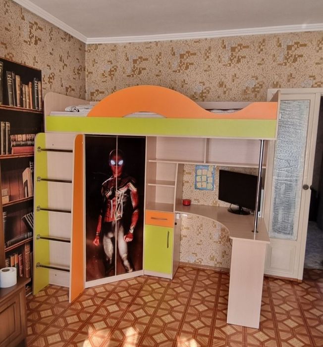 Детский гарнитур  кровать, стол, шкаф.