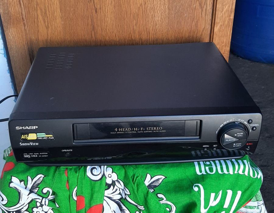 Vând videorecorder sharp stereo 4 head în stare bună funcționabil