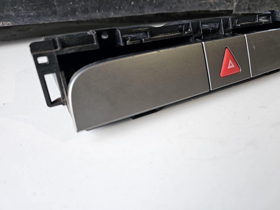 sertar depozitare + buton avarie original volkswagen passat b6

stare