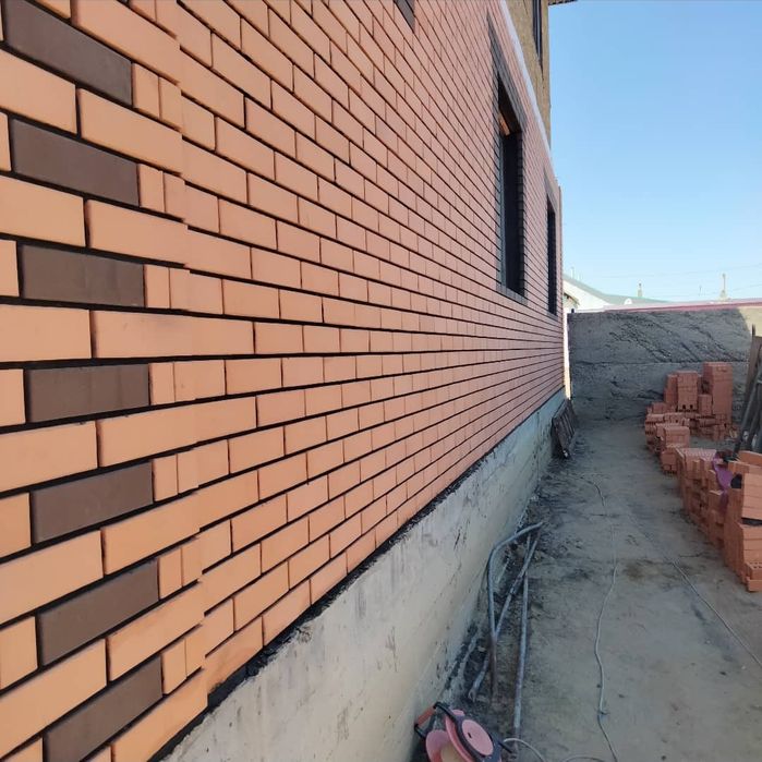 Каменщик клатка кирпича